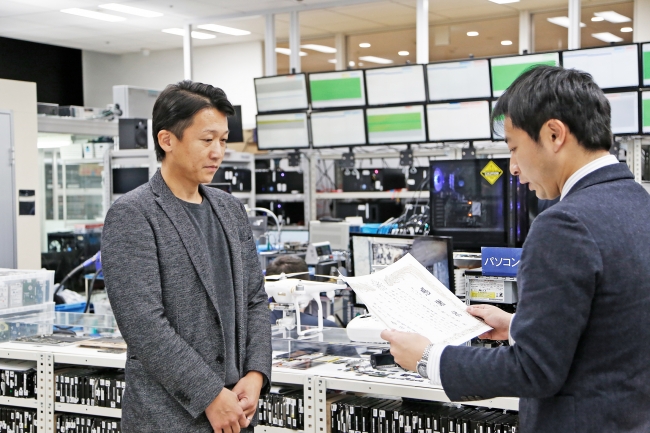 感謝状授与式の様子。当社のエンジニアラボにて行いました。