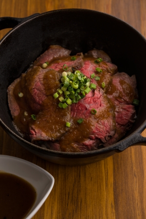 ゆず香るソースのローストビーフ丼