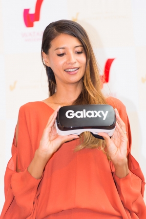 Galaxy Gear VRを体験した後、「すごいですね！画期的！」とコメントする吉川ひなのさん