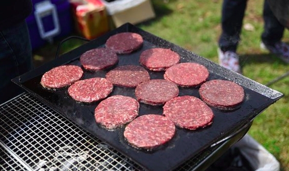 ラクダ＆カンガルーの食べ比べバーガー