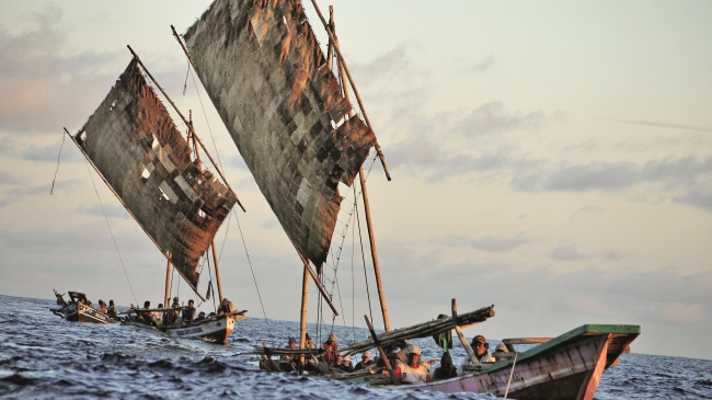 獲物をしとめてその日の漁を終え、夕方に浜へ帰ってくる船団(C)Doug Bock Clark