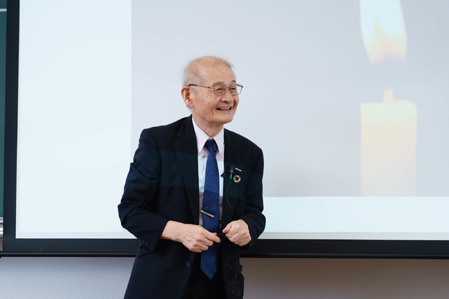 生徒の質問に耳を傾ける吉野彰氏