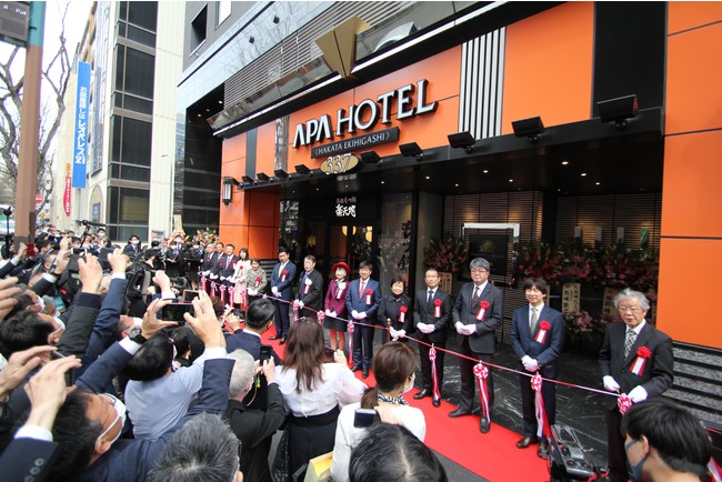 アパホテル＆リゾート〈博多駅東〉・アパホテル〈博多駅筑紫口〉WEST　開業披露式典　テープカット