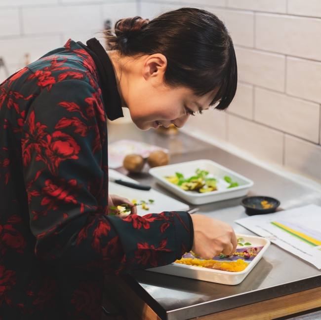 ものがたり食堂　さわのめぐみさん 家族全員が料理人という家庭で育ち、物心が落ち着く頃には同じ料理の世界に。2年間のイタリア修行を経て、イタリア料理という枠から飛び出し様々な料理を楽しんでもらえるようお店を持たず、ケータリングや『ものがたり食堂』を中心に活動