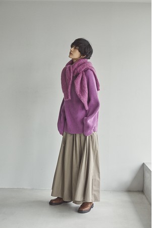 Knit 9,680yen Knit 9,900yen Skirt 10,450yen Bag 9,460yen Boots 16,940yen (All tax included)