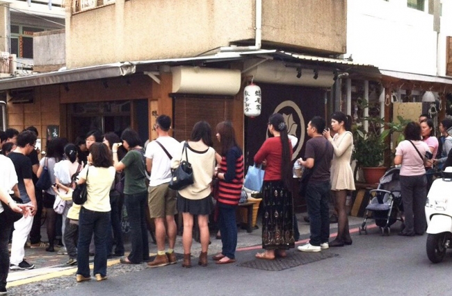 連日行列が出来る台南・蜷尾本店の様子