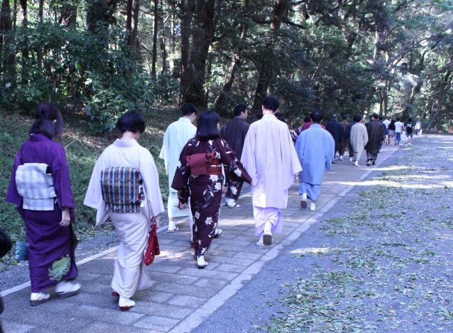 明治神宮への参拝に向かう様子