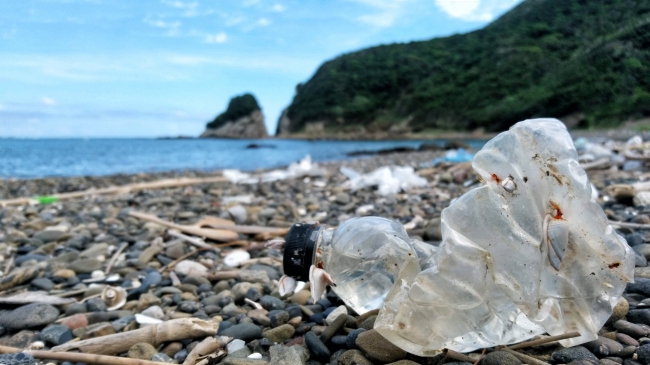 海洋汚染問題はその深刻さを増し、マイクロプラスチックに代表される「海洋プラスチック問題」の解決に向けて早急な対応が求められています