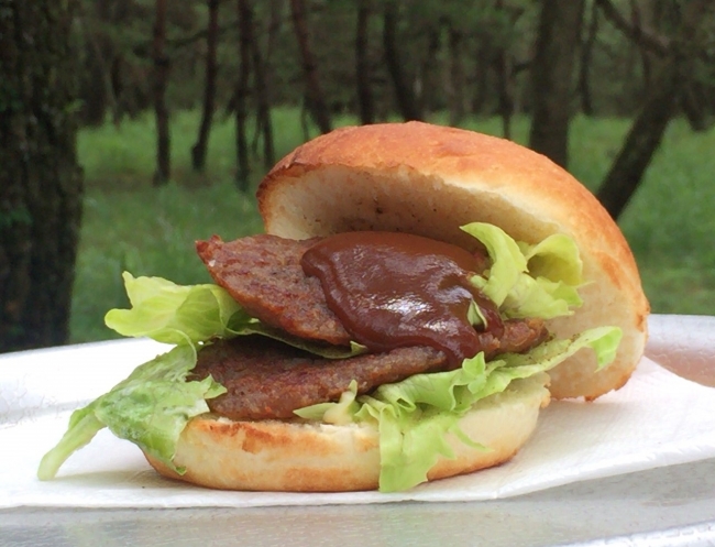 カラ松の肉に肉を重ねた肉食系肉 「からまつバーガー」