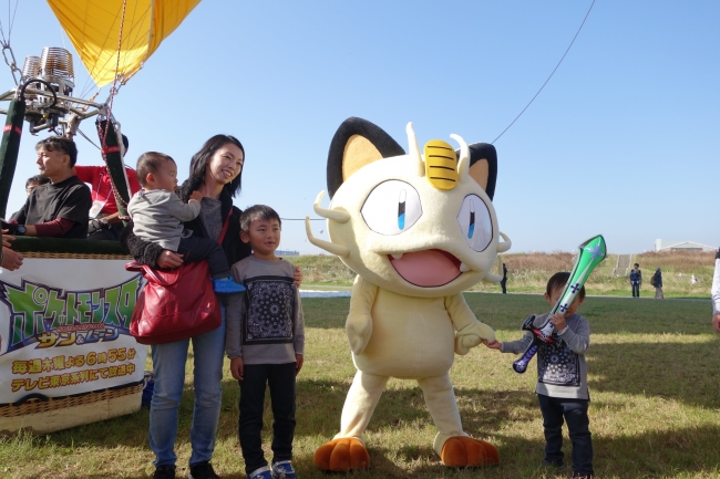 会場に登場したニャースに喜ぶ 子どもたち