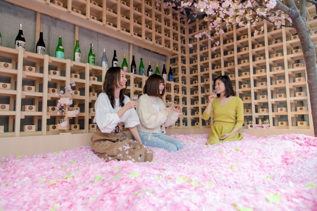 東京・表参道での桜プールの様子