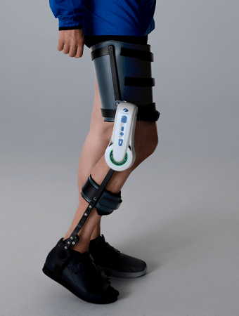 長下肢装具に装着した「RoboChemia® (EAM Knee)」