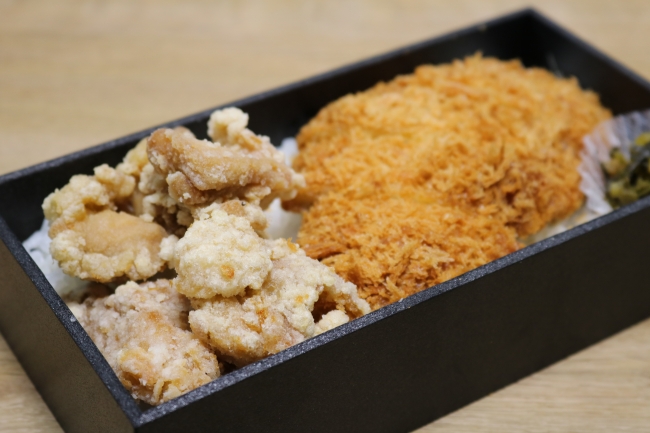 A弁当（チキンかつ1枚（60g）、唐揚げ、ごはん、お新香）500円（税込）