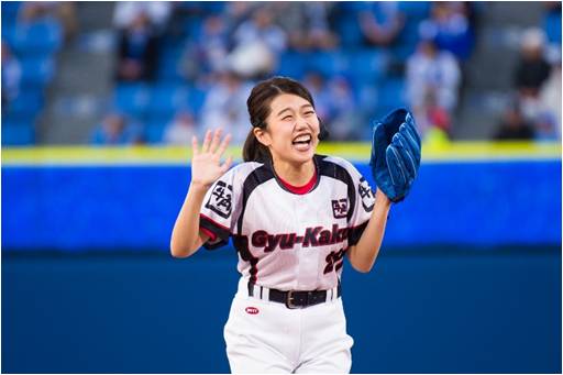 マウンドでネタを披露する横澤さん