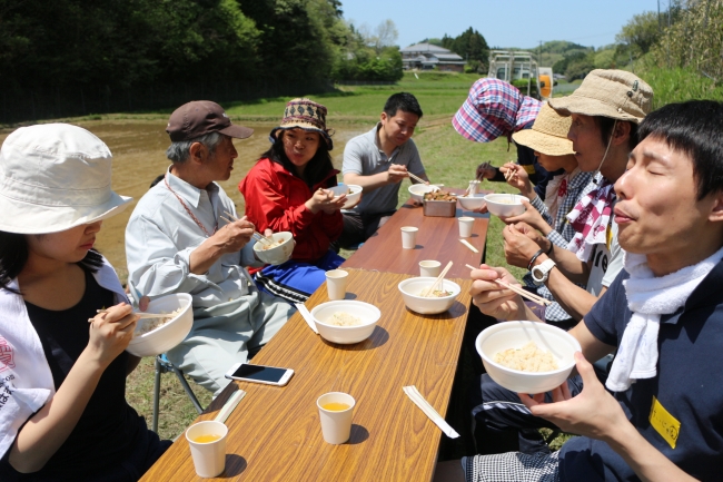 生産地で食べる炊き立ての炊き込み御飯