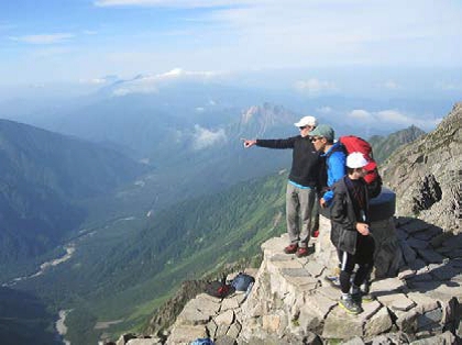 奥穂高岳山頂から上高地を説明するガイド