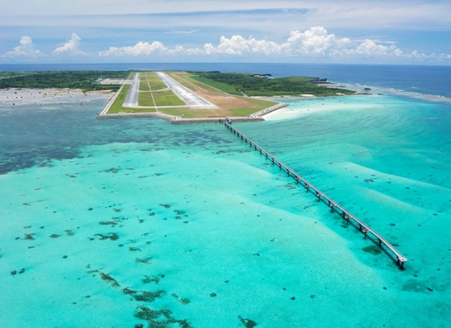 空港と宮古ブルーの海