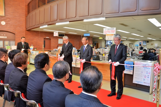 ２月５日、本稼働を記念し記念式典が執り行われた（写真左から、神奈川県町村情報システム共同事業組合 事務局 藤井邦彦局長、清川村　大矢明夫村長、株式会社ＴＫＣ 取締役 常務執行役員 地方公共団体事業部長 湯澤正夫）