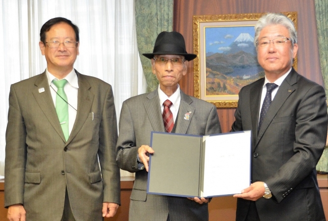 写真左より、神奈川県町村情報システム共同事業組合　湯川裕司副管理者（山北町長）、大矢明夫管理者（清村長）、弊社取締役常務執行役員 地方公共団体事業部長 湯澤正夫