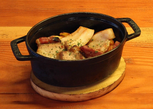 厚切りホエー豚と白インゲン豆のカスレ