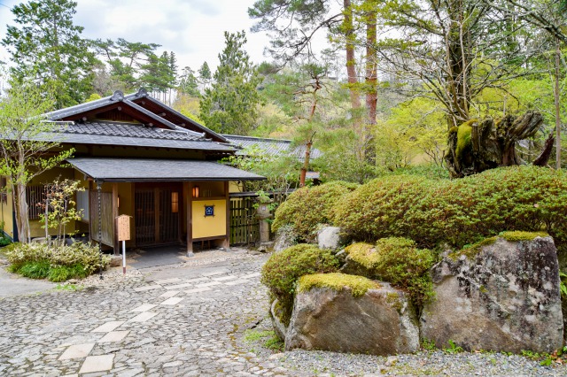 静かな渓谷の隠れ宿「峡泉」