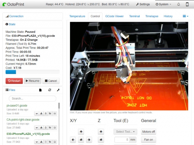 ネットワーク経由で3Dプリンターの挙動を監視する様子