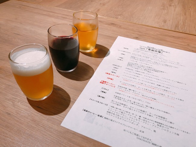 お食事の最初には食前酒で乾杯　御品書きを参考にお食事をお選び下さい