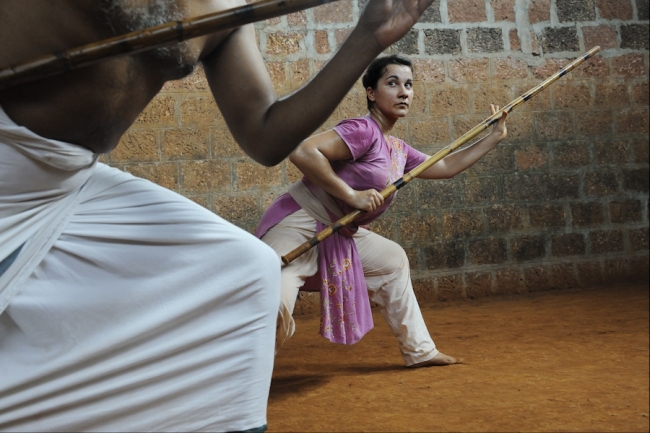 タイトル： Silent understanding 人物名： Sherif Khan Gurukkal and Monika Peconek （インドの武術「カラリパヤット」の師弟） 撮影地： インド 2012   © Tiziana and Gianni Baldizzone