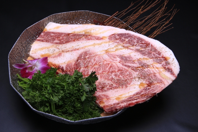 「はみ出るカルビ（Japanese Black Wagyu HAMIDERU KALBI）」 $45