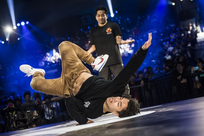 Red Bull BC One World Final 2016でのISSEI(手前)。 Jason Halayko・Red Bull Content Pool