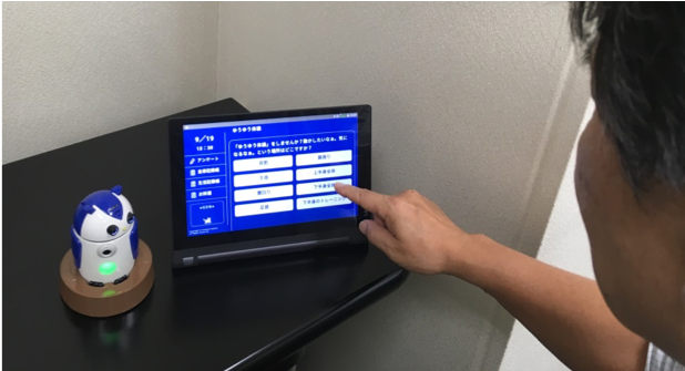 ［ズックの音声とタブレットの画面表示による話しかけの様子］