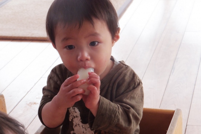 手づかみ食べは子どもの意欲の現れ