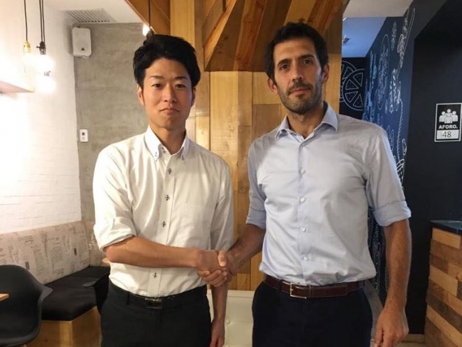 握手を交わす鈴木剛氏（テラドローン南米統括）とグレゴリオ・デル・カンポ氏（GPower CEO）