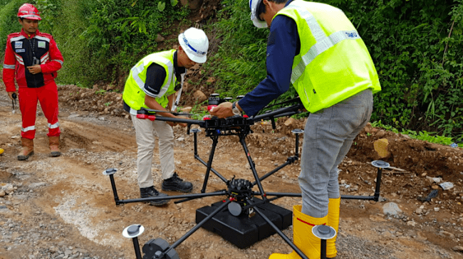 Terra Lidarの飛行準備をするテラドローンインドネシア社員