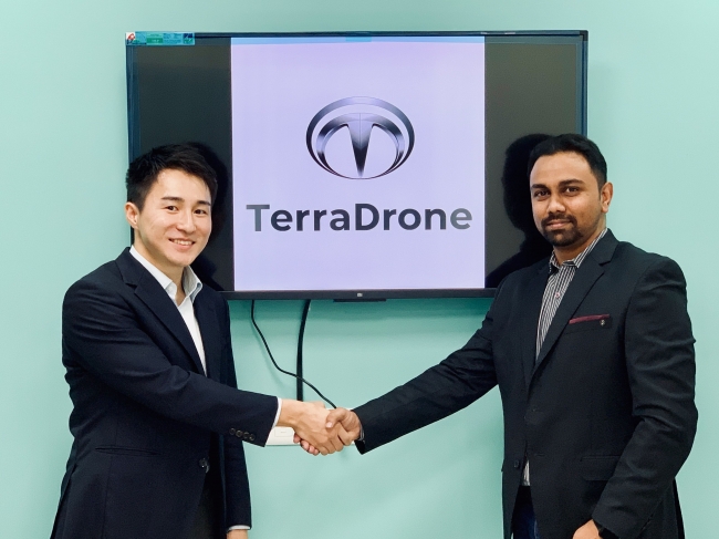 握手を交わす植野佑紀氏 （インド事業統括, Terra Drone India取締役）とPrateek Srivastava氏（Terra Drone India CEO）