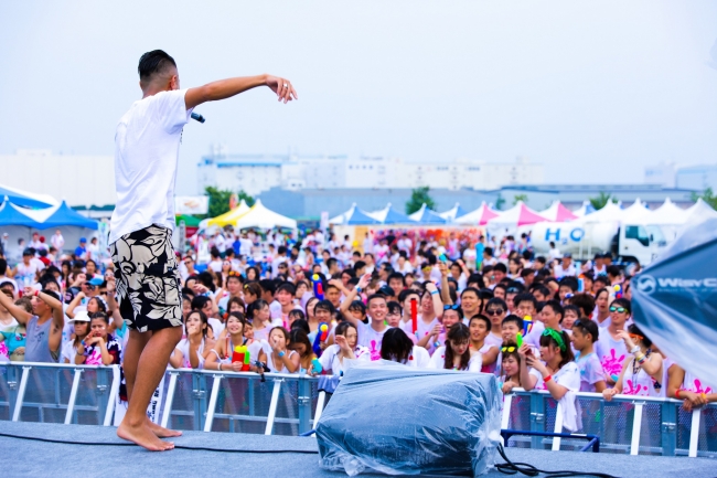 多数のゲストが会場を盛り上げます