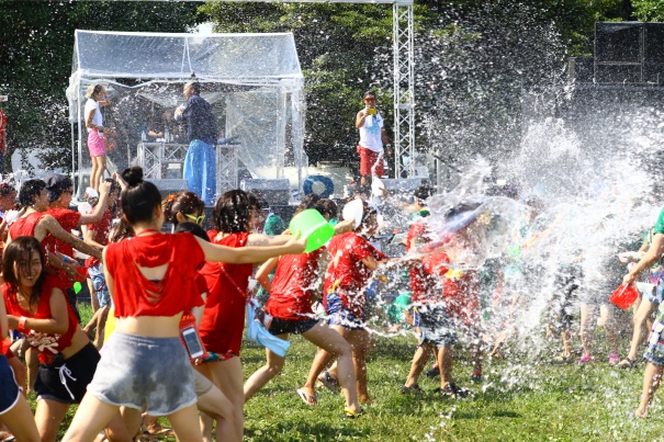 バケツで水かけ