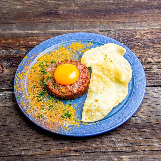 スパイスまみれの生肉タルタル