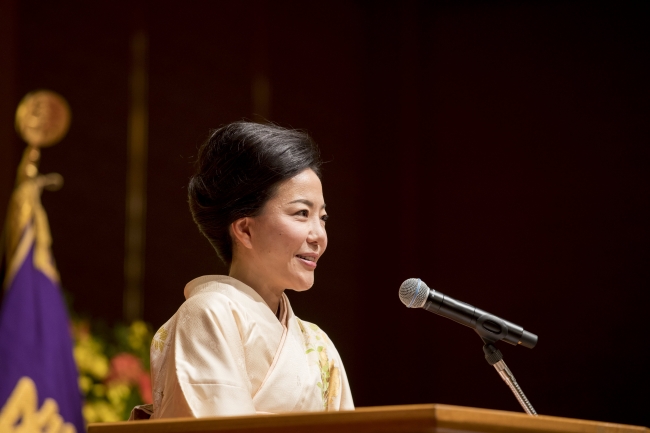 日本経済大学 学長 都築 明寿香