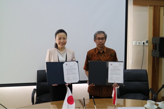 本学都築学長（左）とインドネシア教育大学（Universitas Pendidikan Indonesia）副学長（右）