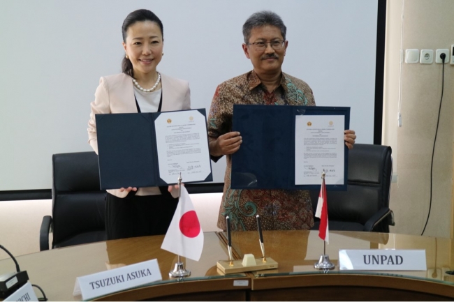 本学都築明寿香学長（左）とパジャジャラン大学（Universitas Padjadjaran）代表者（右）