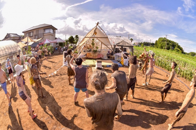 有機野菜畑がダンスフロアに！ステージ屋根は山武市の間伐材を使用。