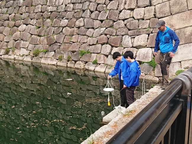 大阪城外濠での採水