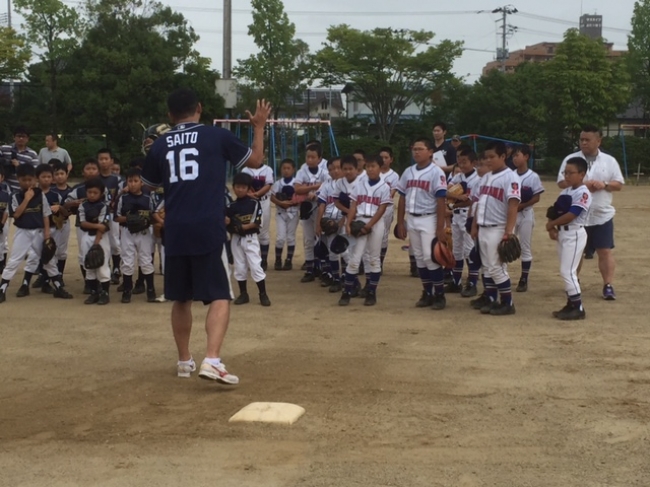 斎藤氏が野球を教える様子