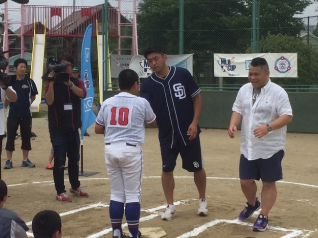 子どもと握手する斎藤氏