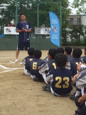 ケガ予防の大切さを子どもたちに話す斎藤氏