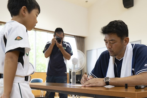 子どもへサインを贈る斎藤氏