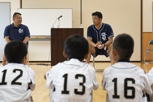 子どもたちからの質問に答える斎藤氏