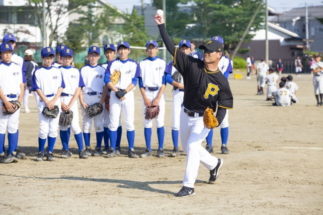 桑田氏が野球を教える様子②