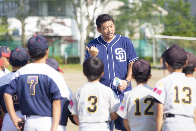 斎藤氏が野球を教える様子①